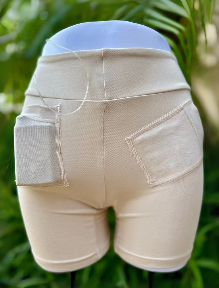 Insulin pump shorts front pockets