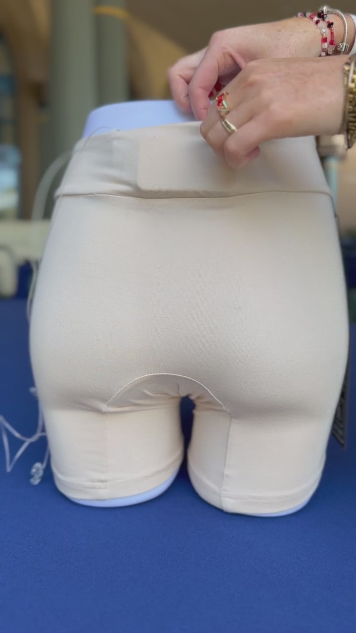 Insulin pump shorts back pocket